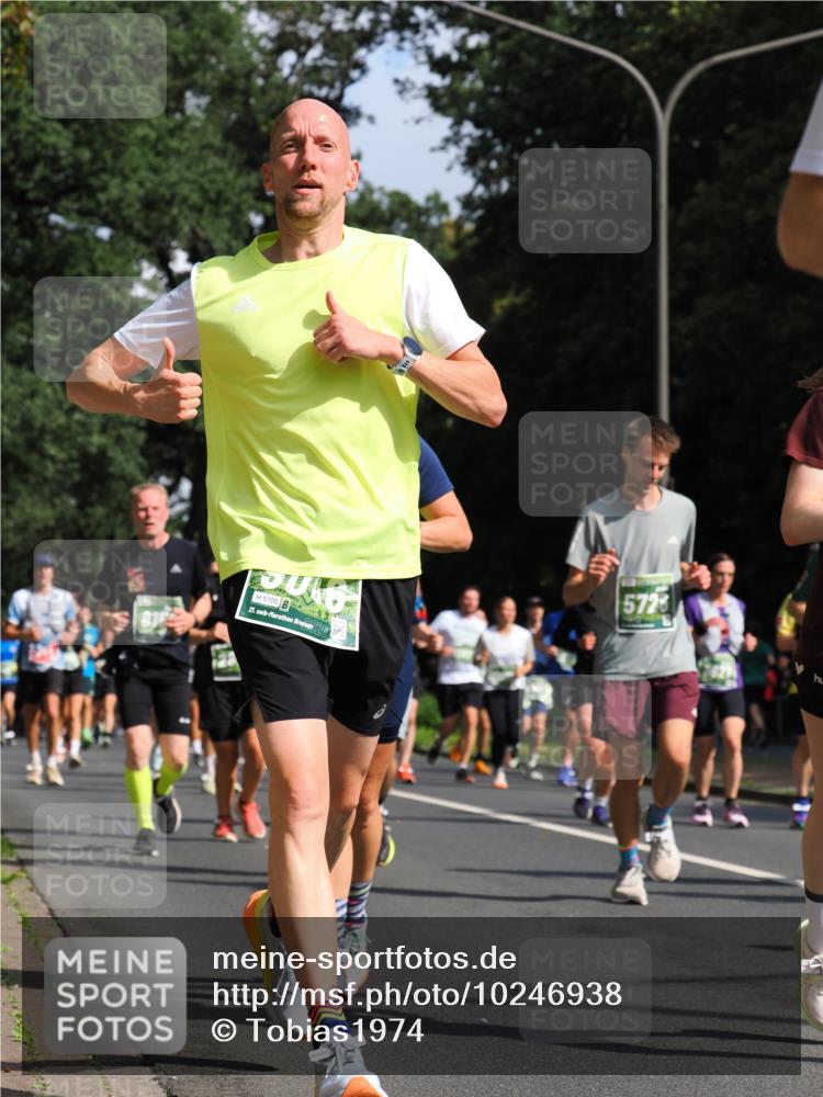 13.09.2026 - 21. swb-Marathon Bremen TobiasT http://msf.ph/oto/10246938 13.09.2026 12:03:33 Laufen 81, 5105, 21, 026, 5723 meine-sportfotos.de