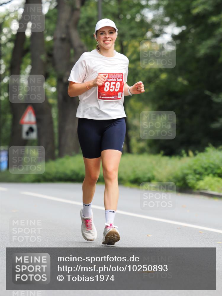 13.09.2026 - 21. swb-Marathon Bremen TobiasT http://msf.ph/oto/10250893 13.09.2026 12:36:05 Laufen 859, 21, 240 meine-sportfotos.de