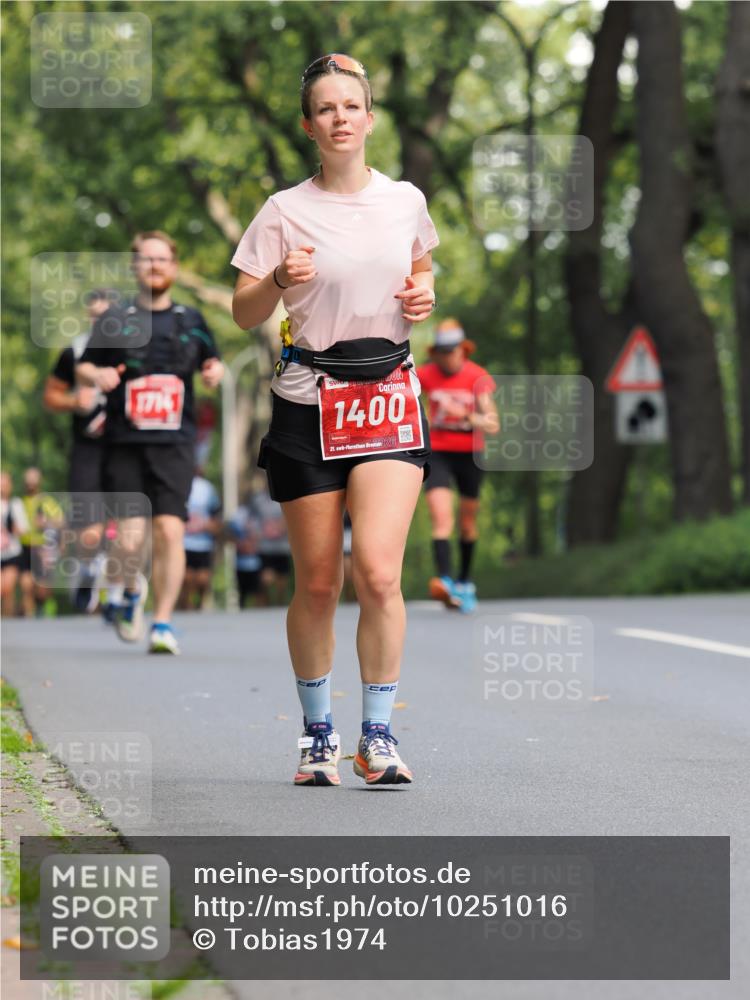 13.09.2026 - 21. swb-Marathon Bremen TobiasT http://msf.ph/oto/10251016 13.09.2026 12:37:22 Laufen 17141, 1400, 21, 26 meine-sportfotos.de