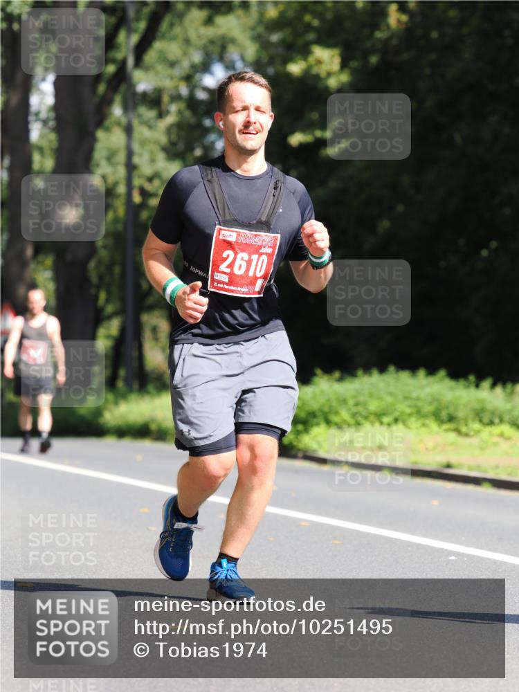 13.09.2026 - 21. swb-Marathon Bremen TobiasT http://msf.ph/oto/10251495 13.09.2026 12:43:30 Laufen 2610, 0156, 21 meine-sportfotos.de