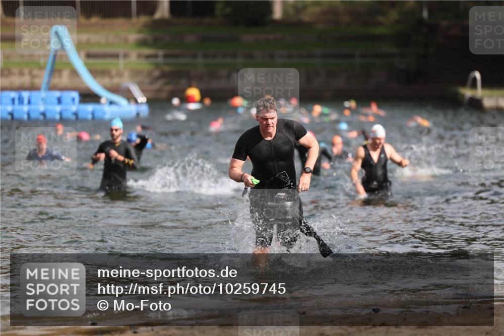 13.09.2026 - Stadtparktriathlon Mo-Foto http://msf.ph/oto/10259745 13.09.2026 11:30:24 Schwimmen 897, 927 meine-sportfotos.de