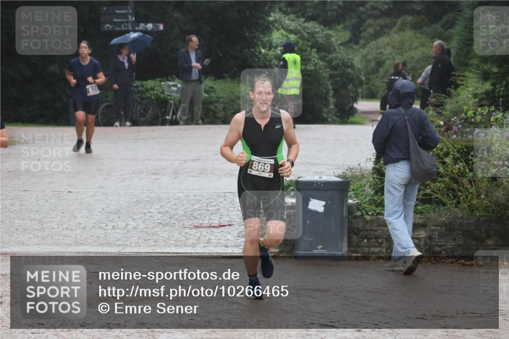 13.09.2026 - Stadtparktriathlon Emre Sener http://msf.ph/oto/10266465 13.09.2026 12:48:46 Laufen 1828, 25, 869, 828, 869, 1800 meine-sportfotos.de