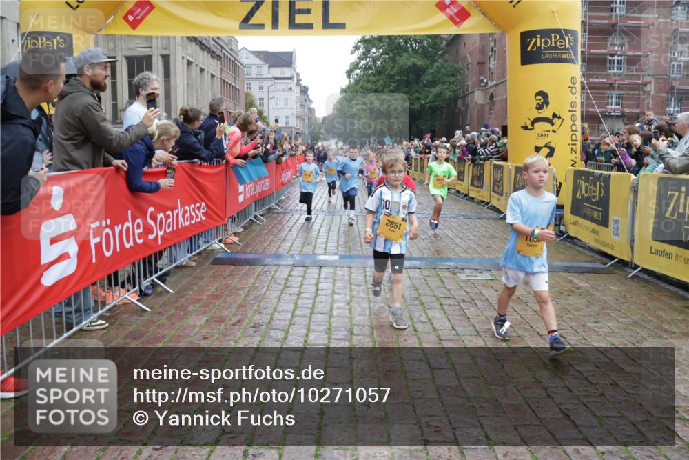13.09.2026 - Kiel Lauf Yannick Fuchs http://msf.ph/oto/10271057 13.09.2026 08:33:53 Ziel 743, 2477, 3220, 4080, 6351, 8602, 8654, 8840, 9418, 9670, 11008, 11226, 11664, 1711, 6073, 6484, 6698, 7959, 10988, 11404, 657, 1058, 1103, 1295, 1924, 2140, 2769, 2851, 4146, 4796, 4839, 5324, 6453, 7041, 7567, 8179, 8478, 9211, 9945, 10121, 10172, 11365, 11572 meine-sportfotos.de