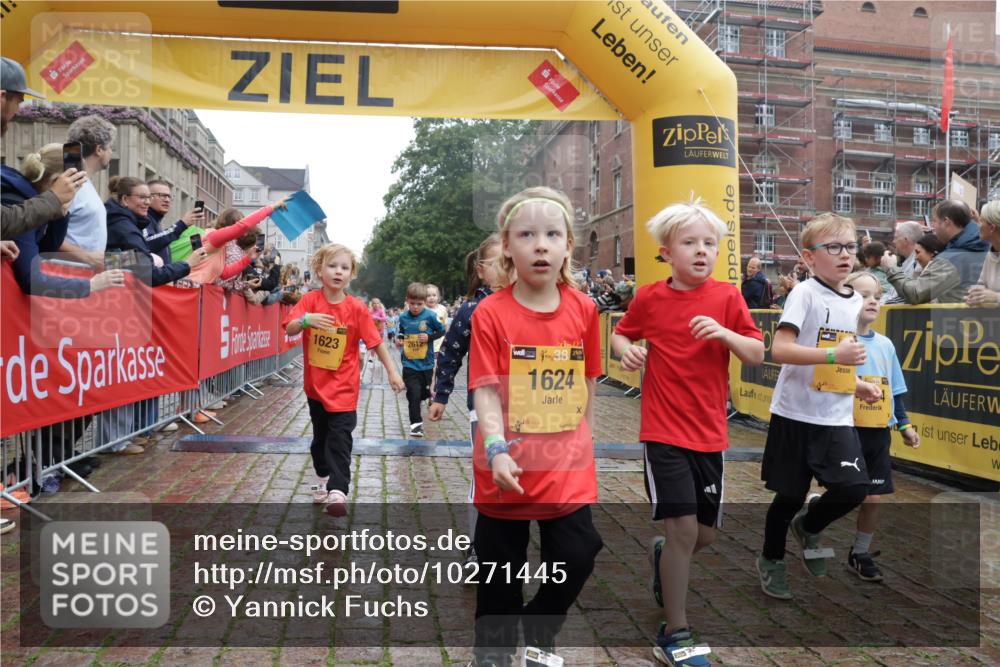 13.09.2026 - Kiel Lauf Yannick Fuchs http://msf.ph/oto/10271445 13.09.2026 08:34:20 Ziel 657, 720, 2740, 2769, 3023, 3118, 4016, 4417, 4796, 5099, 7135, 8226, 8333, 9211, 9945, 10121, 10158, 10446, 10713, 10815, 12100, 12236, 12525, 743, 1058, 1103, 1295, 1924, 2140, 2477, 2851, 4080, 4146, 4839, 5324, 6351, 6453, 7041, 7567, 8179, 8478, 8602, 8654, 8840, 9418, 9670, 10121, 10172, 11008, 11226, 11365, 11572, 11664, 126, 138, 831, 1623, 1624, 2108, 2276, 2612, 2622, 3058, 3277, 3380, 3953, 4584, 5897, 6111, 7042, 8930, 9047 meine-sportfotos.de
