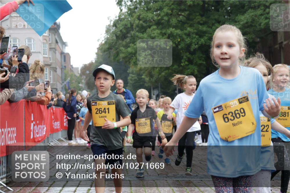 13.09.2026 - Kiel Lauf Yannick Fuchs http://msf.ph/oto/10271669 13.09.2026 08:34:32 Ziel 126, 138, 1623, 1624, 2108, 2612, 3023, 3058, 3118, 3277, 3380, 4584, 5897, 6111, 7042, 7408, 7957, 8226, 8423, 8930, 8983, 9047, 9758, 9765, 10106, 10158, 10180, 10381, 10446, 10923, 12516, 657, 720, 1058, 1103, 1295, 1924, 2140, 2740, 2769, 2851, 4016, 4146, 4417, 4796, 4839, 5099, 5324, 6351, 6453, 7041, 7135, 7567, 8179, 8226, 8333, 8478, 9211, 9945, 10121, 10172, 10713, 10815, 11365, 11572, 11664, 12100, 831, 1104, 2276, 2622, 2641, 3953, 5022, 5579, 5625, 6369 meine-sportfotos.de