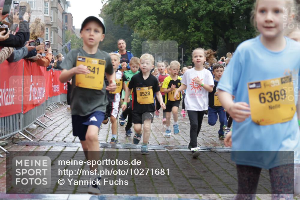 13.09.2026 - Kiel Lauf Yannick Fuchs http://msf.ph/oto/10271681 13.09.2026 08:34:32 Ziel 126, 138, 1623, 1624, 2108, 2612, 3023, 3058, 3118, 3277, 3380, 4584, 5897, 6111, 7042, 7408, 7957, 8226, 8423, 8930, 8983, 9047, 9758, 9765, 10106, 10158, 10180, 10381, 10446, 10923, 12516, 657, 720, 1058, 1103, 1295, 1924, 2140, 2740, 2769, 2851, 4016, 4146, 4417, 4796, 4839, 5099, 5324, 6351, 6453, 7041, 7135, 7567, 8179, 8226, 8333, 8478, 9211, 9945, 10121, 10172, 10713, 10815, 11365, 11572, 11664, 12100, 831, 1104, 2276, 2622, 2641, 3953, 5022, 5579, 5625, 6369 meine-sportfotos.de