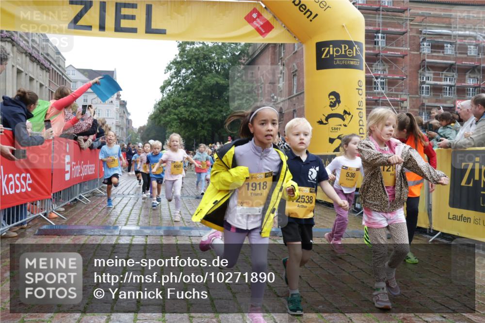 13.09.2026 - Kiel Lauf Yannick Fuchs http://msf.ph/oto/10271890 13.09.2026 08:34:42 Ziel 831, 1104, 1105, 2108, 2276, 2622, 2641, 3058, 3953, 5022, 5579, 5625, 5897, 5922, 6335, 6369, 7348, 7382, 7957, 8423, 8528, 8836, 8983, 9167, 9179, 9758, 9765, 9881, 10023, 10106, 10180, 11150, 11457, 12516, 12549, 126, 138, 657, 720, 1103, 1623, 1624, 2140, 2612, 2740, 2769, 3023, 3118, 3277, 3380, 4016, 4417, 4584, 4796, 5099, 5324, 6111, 6453, 7042, 7135, 7408, 8226, 8333, 8423, 8478, 8930, 8983, 9047, 9211, 9945, 10121, 10713, 10815, 11365, 11572, 12100, 1103, 10121 meine-sportfotos.de
