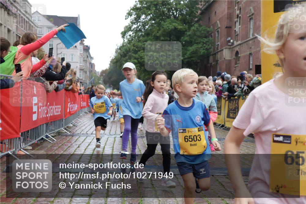 13.09.2026 - Kiel Lauf Yannick Fuchs http://msf.ph/oto/10271949 13.09.2026 08:34:45 Ziel 831, 1104, 1105, 2108, 2276, 2622, 2641, 3058, 3953, 4989, 5022, 5579, 5625, 5897, 5922, 6335, 6369, 7348, 7382, 8339, 8358, 8499, 8528, 8836, 9167, 9179, 9758, 9765, 9881, 10023, 11150, 11158, 11457, 12141, 12352, 12549, 126, 138, 657, 720, 1623, 1624, 2612, 2740, 2769, 3023, 3118, 3277, 3380, 4016, 4417, 4584, 4796, 5099, 6111, 7042, 7135, 7408, 7957, 8226, 8333, 8423, 8930, 8983, 9047, 9211, 9945, 10121, 10713, 10815, 12100, 1103, 9211, 10121 meine-sportfotos.de