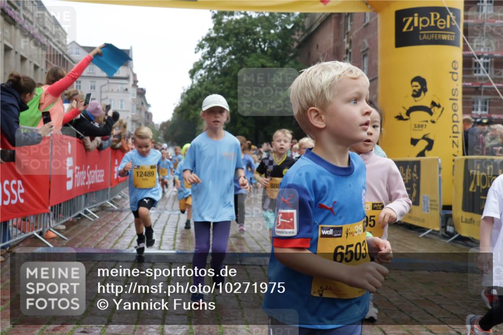 13.09.2026 - Kiel Lauf Yannick Fuchs http://msf.ph/oto/10271975 13.09.2026 08:34:45 Ziel 831, 1104, 1105, 2108, 2276, 2622, 2641, 3058, 3953, 4989, 5022, 5579, 5625, 5897, 5922, 6335, 6369, 7348, 7382, 8339, 8358, 8499, 8528, 8836, 9167, 9179, 9758, 9765, 9881, 10023, 11150, 11158, 11457, 12141, 12352, 12549, 126, 138, 657, 720, 1623, 1624, 2612, 2740, 2769, 3023, 3118, 3277, 3380, 4016, 4417, 4584, 4796, 5099, 6111, 7042, 7135, 7408, 7957, 8226, 8333, 8423, 8930, 8983, 9047, 9211, 9945, 10121, 10713, 10815, 12100, 1103, 9211, 10121 meine-sportfotos.de