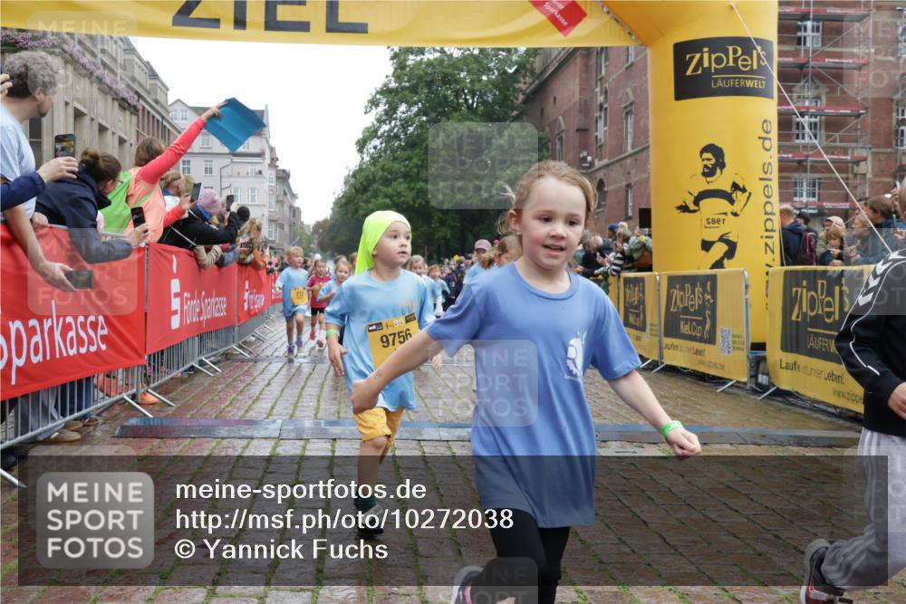 13.09.2026 - Kiel Lauf Yannick Fuchs http://msf.ph/oto/10272038 13.09.2026 08:34:47 Ziel 831, 1104, 1105, 2108, 2276, 2622, 2641, 3953, 4989, 5022, 5579, 5625, 5922, 6335, 6369, 7348, 7382, 8339, 8358, 8499, 8528, 8836, 9167, 9179, 9765, 9881, 10023, 11150, 11158, 11457, 12141, 12352, 12538, 12549, 126, 138, 657, 720, 1623, 1624, 2108, 2612, 2740, 2769, 3023, 3058, 3118, 3277, 3380, 4016, 4417, 4584, 4796, 5099, 5897, 6111, 7042, 7135, 7408, 7957, 8226, 8333, 8423, 8930, 8983, 9047, 9211, 9945, 10713, 10815, 12100, 1103, 9211, 10121 meine-sportfotos.de