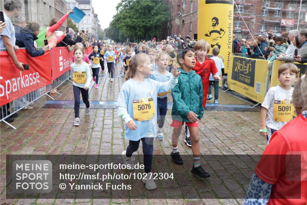 13.09.2026 - Kiel Lauf Yannick Fuchs http://msf.ph/oto/10272304 13.09.2026 08:35:01 Ziel 230, 530, 717, 729, 756, 809, 1010, 1116, 1269, 1918, 2005, 2643, 2736, 2774, 2917, 2987, 4696, 5042, 5066, 5416, 6247, 6448, 6503, 6505, 6595, 8509, 8971, 9686, 9756, 10857, 10875, 10935, 11110, 11183, 11315, 11843, 12033, 12400, 12489, 12538, 126, 138, 831, 1104, 1105, 1623, 1624, 2108, 2276, 2612, 2622, 2641, 3058, 3277, 3380, 3953, 4584, 4989, 5022, 5579, 5625, 5897, 5922, 6111, 6335, 6369, 7042, 7348, 7408, 7957, 8423, 8836, 8930, 8983, 9047, 138, 3277, 7042, 8930 meine-sportfotos.de