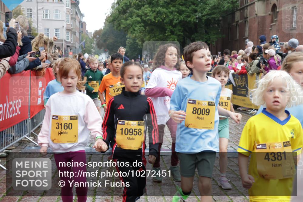 13.09.2026 - Kiel Lauf Yannick Fuchs http://msf.ph/oto/10272451 13.09.2026 08:35:16 Ziel 192, 230, 242, 782, 1148, 1764, 2071, 2495, 2582, 2715, 2987, 4418, 4695, 4990, 5076, 5091, 5581, 5607, 5880, 6037, 6195, 6444, 6448, 6617, 6708, 6785, 6910, 7074, 7083, 7126, 7133, 7421, 7882, 7885, 8109, 8336, 8369, 8451, 8800, 8984, 9159, 9262, 9888, 9927, 10081, 10588, 11070, 230, 530, 717, 729, 756, 809, 1010, 1104, 1105, 1116, 1269, 1918, 2005, 2641, 2643, 2736, 2774, 2917, 2987, 4696, 4989, 5022, 5042, 5066, 5416, 5579, 5625, 5922, 6335, 6369, 6503, 6505, 6595, 7348 meine-sportfotos.de