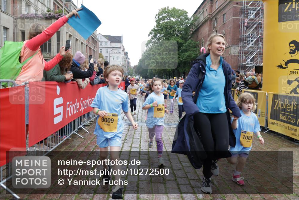 13.09.2026 - Kiel Lauf Yannick Fuchs http://msf.ph/oto/10272500 13.09.2026 08:35:20 Ziel 192, 242, 434, 782, 1148, 1691, 2207, 2495, 2582, 2652, 2715, 4418, 4695, 4990, 5581, 5583, 5607, 5880, 6037, 6195, 6444, 6617, 6708, 6785, 6910, 7083, 7126, 7133, 7882, 7885, 8336, 8369, 8451, 8800, 8984, 9159, 9262, 9888, 9927, 9950, 10081, 10588, 11070, 230, 530, 717, 729, 756, 809, 1010, 1104, 1105, 1116, 1269, 1764, 1918, 2005, 2071, 2643, 2736, 2774, 2917, 2987, 4696, 4989, 5042, 5066, 5076, 5091, 5416, 5579, 5922, 6335, 6503, 6505, 6595, 7348, 165 meine-sportfotos.de