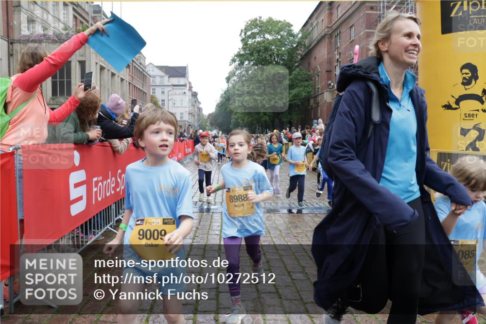 13.09.2026 - Kiel Lauf Yannick Fuchs http://msf.ph/oto/10272512 13.09.2026 08:35:20 Ziel 192, 242, 434, 782, 1148, 1691, 2207, 2495, 2582, 2652, 2715, 4418, 4695, 4990, 5581, 5583, 5607, 5880, 6037, 6195, 6444, 6617, 6708, 6785, 6910, 7083, 7126, 7133, 7882, 7885, 8336, 8369, 8451, 8800, 8984, 9159, 9262, 9888, 9927, 9950, 10081, 10588, 11070, 230, 530, 717, 729, 756, 809, 1010, 1104, 1105, 1116, 1269, 1764, 1918, 2005, 2071, 2643, 2736, 2774, 2917, 2987, 4696, 4989, 5042, 5066, 5076, 5091, 5416, 5579, 5922, 6335, 6503, 6505, 6595, 7348, 165 meine-sportfotos.de