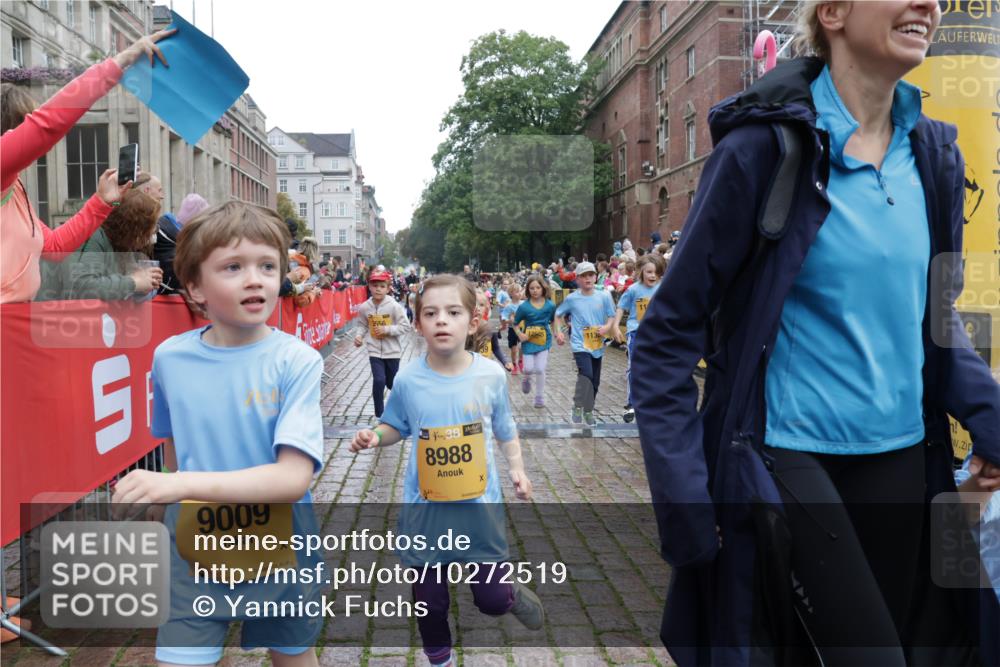 13.09.2026 - Kiel Lauf Yannick Fuchs http://msf.ph/oto/10272519 13.09.2026 08:35:21 Ziel 192, 242, 434, 782, 865, 1148, 1691, 2207, 2495, 2582, 2652, 2715, 4381, 4418, 4695, 4990, 5581, 5583, 5607, 5880, 6037, 6195, 6444, 6617, 6708, 6785, 6910, 7083, 7126, 7133, 7882, 8336, 8369, 8451, 8800, 8984, 9159, 9262, 9888, 9927, 9950, 10081, 10588, 11070, 11307, 230, 530, 717, 729, 756, 809, 1010, 1105, 1116, 1269, 1764, 1918, 2005, 2071, 2643, 2736, 2774, 2917, 2987, 4696, 4989, 5042, 5066, 5076, 5091, 5416, 5922, 6335, 6503, 6505, 6595, 165 meine-sportfotos.de
