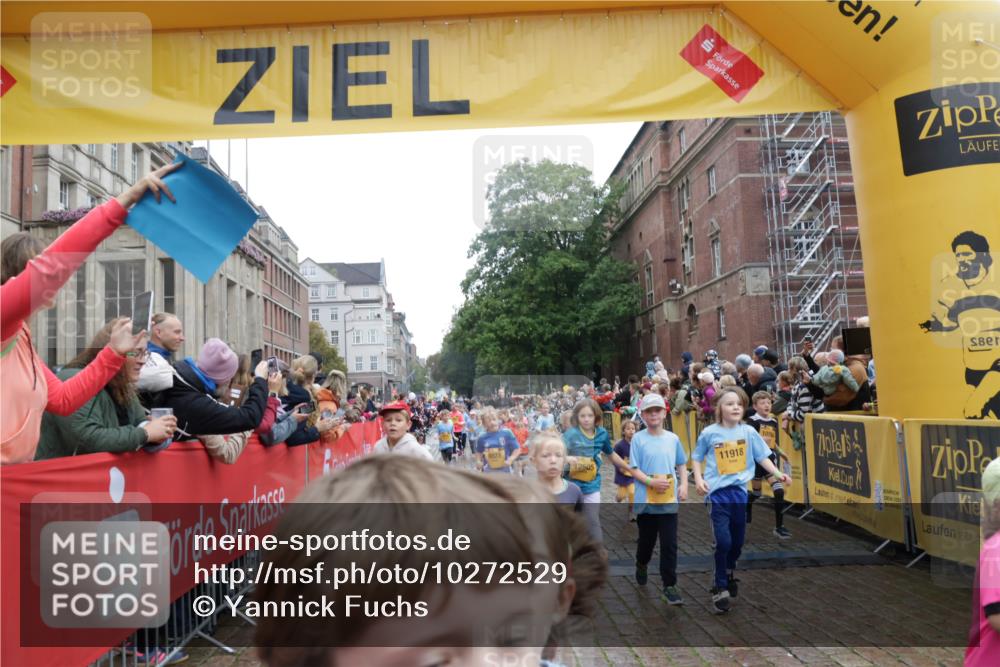 13.09.2026 - Kiel Lauf Yannick Fuchs http://msf.ph/oto/10272529 13.09.2026 08:35:21 Ziel 192, 242, 434, 782, 865, 1148, 1691, 2207, 2495, 2582, 2652, 2715, 4381, 4418, 4695, 4990, 5581, 5583, 5607, 5880, 6037, 6195, 6444, 6617, 6708, 6785, 6910, 7083, 7126, 7133, 7882, 8336, 8369, 8451, 8800, 8984, 9159, 9262, 9888, 9927, 9950, 10081, 10588, 11070, 11307, 230, 530, 717, 729, 756, 809, 1010, 1105, 1116, 1269, 1764, 1918, 2005, 2071, 2643, 2736, 2774, 2917, 2987, 4696, 4989, 5042, 5066, 5076, 5091, 5416, 5922, 6335, 6503, 6505, 6595, 165 meine-sportfotos.de