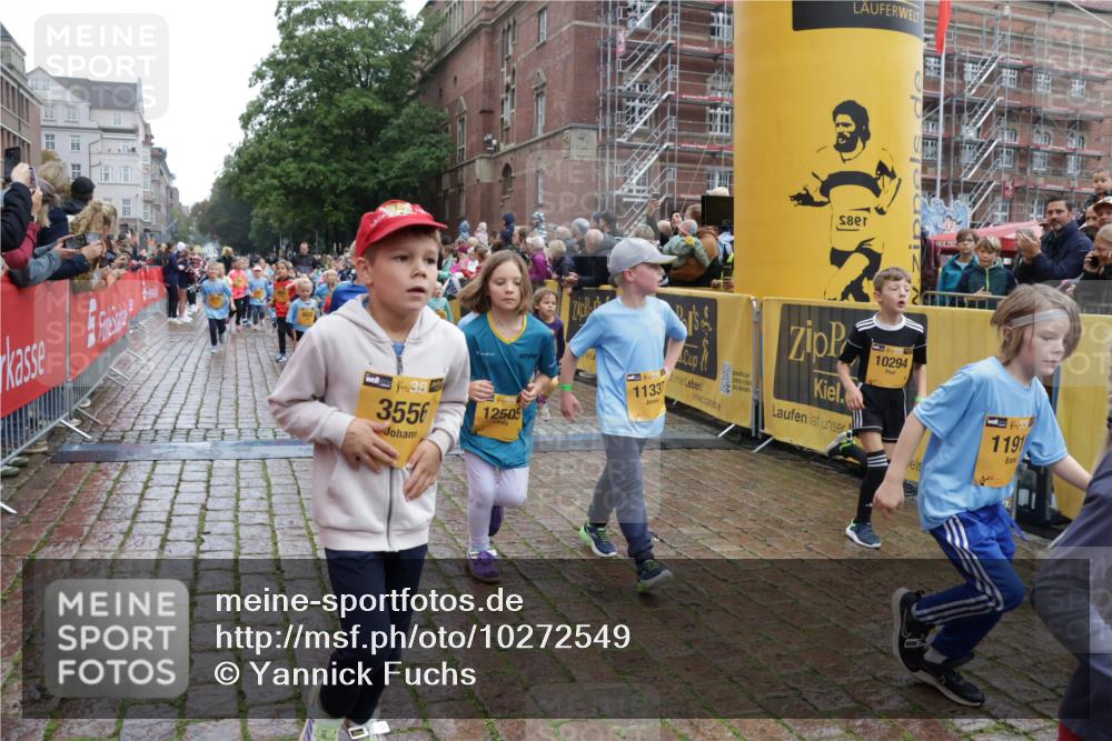 13.09.2026 - Kiel Lauf Yannick Fuchs http://msf.ph/oto/10272549 13.09.2026 08:35:22 Ziel 192, 242, 434, 782, 865, 1148, 1691, 2207, 2495, 2582, 2652, 2715, 3160, 4381, 4418, 4695, 4990, 5581, 5583, 5607, 5880, 6037, 6195, 6444, 6617, 6708, 6910, 7126, 7133, 7882, 8009, 8336, 8369, 8451, 8800, 8984, 9159, 9262, 9888, 9927, 9950, 10081, 10588, 10958, 11307, 11844, 230, 530, 717, 729, 756, 809, 1010, 1105, 1116, 1269, 1764, 1918, 2005, 2071, 2643, 2736, 2774, 2917, 2987, 4696, 4989, 5042, 5066, 5076, 5091, 5416, 6335, 6503, 6505, 6595, 165 meine-sportfotos.de