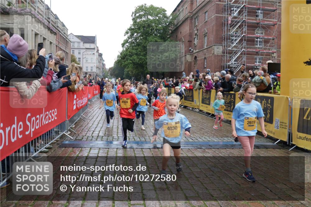 13.09.2026 - Kiel Lauf Yannick Fuchs http://msf.ph/oto/10272580 13.09.2026 08:35:24 Ziel 192, 434, 782, 865, 1148, 1308, 1691, 2207, 2495, 2582, 2652, 2715, 3144, 3160, 4381, 4418, 4695, 4990, 5090, 5581, 5583, 5607, 5880, 6037, 6195, 6617, 6708, 6833, 7126, 7133, 7628, 8009, 8336, 8340, 8369, 8451, 8815, 8984, 9159, 9228, 9927, 9950, 10081, 10588, 10958, 11307, 11375, 11844, 230, 242, 530, 717, 729, 756, 782, 809, 1010, 1116, 1269, 1764, 1918, 2005, 2071, 2643, 2736, 2774, 2917, 2987, 4696, 5042, 5066, 5076, 5091, 5416, 6503, 6505, 6595, 165 meine-sportfotos.de