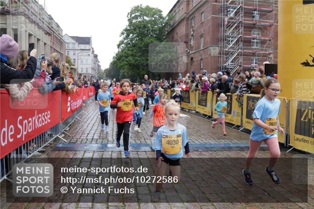 13.09.2026 - Kiel Lauf Yannick Fuchs http://msf.ph/oto/10272586 13.09.2026 08:35:24 Ziel 192, 434, 782, 865, 1148, 1308, 1691, 2207, 2495, 2582, 2652, 2715, 3144, 3160, 4381, 4418, 4695, 4990, 5090, 5581, 5583, 5607, 5880, 6037, 6195, 6617, 6708, 6833, 7126, 7133, 7628, 8009, 8336, 8340, 8369, 8451, 8815, 8984, 9159, 9228, 9927, 9950, 10081, 10588, 10958, 11307, 11375, 11844, 230, 242, 530, 717, 729, 756, 782, 809, 1010, 1116, 1269, 1764, 1918, 2005, 2071, 2643, 2736, 2774, 2917, 2987, 4696, 5042, 5066, 5076, 5091, 5416, 6503, 6505, 6595, 165 meine-sportfotos.de