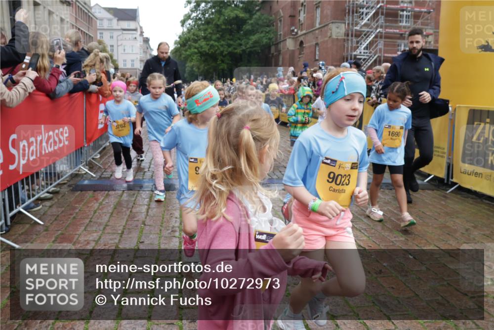 13.09.2026 - Kiel Lauf Yannick Fuchs http://msf.ph/oto/10272973 13.09.2026 08:35:47 Ziel 165, 304, 705, 741, 1152, 1240, 1516, 1850, 2684, 3077, 3236, 3497, 3542, 3560, 3562, 4319, 4603, 4924, 5028, 5245, 5343, 5827, 5853, 5949, 6274, 8301, 8357, 8556, 9270, 9322, 9383, 9671, 9719, 9978, 10727, 11801, 11905, 12205, 12328, 12344, 12354, 192, 242, 434, 782, 865, 1148, 1216, 1308, 1691, 2018, 2207, 2495, 2582, 2619, 2652, 2715, 3144, 3160, 3556, 4030, 4381, 4418, 4695, 4990, 5090, 5581, 5583, 5853, 6833, 7628, 8009, 8340, 8539, 8815, 8988, 5066 meine-sportfotos.de