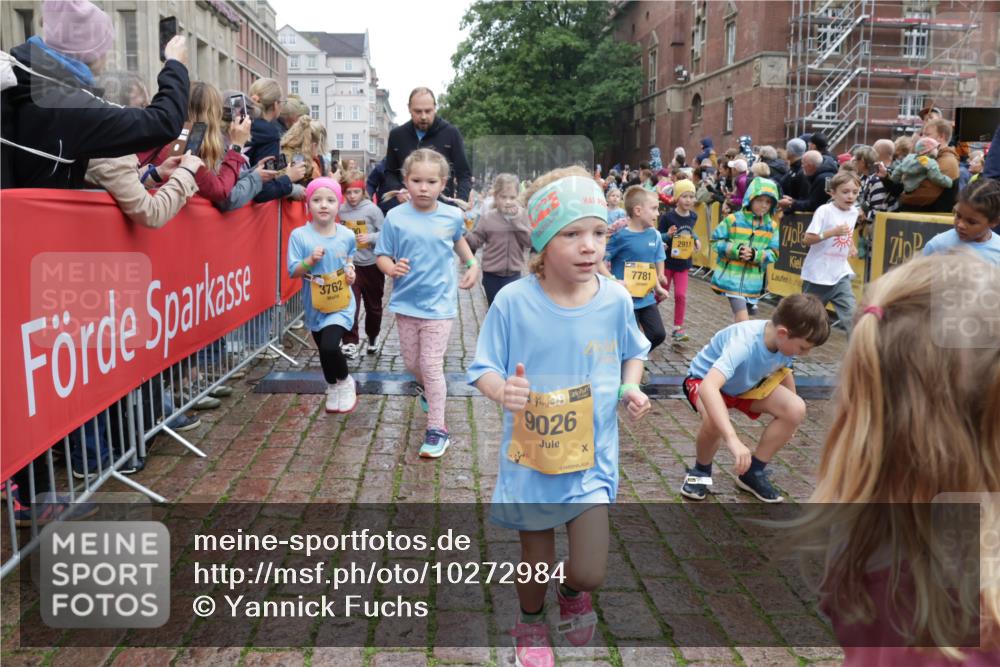 13.09.2026 - Kiel Lauf Yannick Fuchs http://msf.ph/oto/10272984 13.09.2026 08:35:47 Ziel 165, 304, 705, 741, 1152, 1240, 1516, 1850, 2684, 3077, 3236, 3497, 3542, 3560, 3562, 4319, 4603, 4924, 5028, 5245, 5343, 5827, 5853, 5949, 6274, 8301, 8357, 8556, 9270, 9322, 9383, 9671, 9719, 9978, 10727, 11801, 11905, 12205, 12328, 12344, 12354, 192, 242, 434, 782, 865, 1148, 1216, 1308, 1691, 2018, 2207, 2495, 2582, 2619, 2652, 2715, 3144, 3160, 3556, 4030, 4381, 4418, 4695, 4990, 5090, 5581, 5583, 5853, 6833, 7628, 8009, 8340, 8539, 8815, 8988, 5066 meine-sportfotos.de