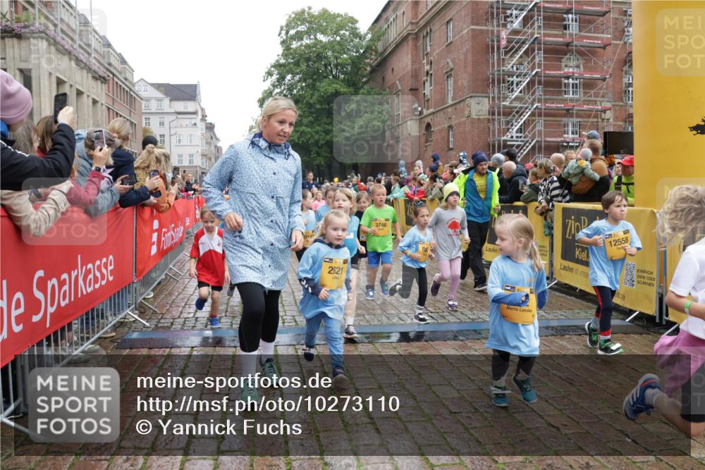 13.09.2026 - Kiel Lauf Yannick Fuchs http://msf.ph/oto/10273110 13.09.2026 08:35:55 Ziel 119, 741, 1690, 1850, 2618, 2882, 3077, 3100, 3497, 3762, 5028, 5181, 5566, 5827, 5949, 5990, 6274, 6446, 6508, 6589, 7781, 8357, 9023, 9978, 10642, 10922, 11203, 11801, 11905, 12205, 12227, 12328, 12344, 12354, 165, 304, 434, 705, 865, 1152, 1216, 1240, 1308, 1516, 1691, 2018, 2207, 2582, 2619, 2652, 2684, 3144, 3160, 3236, 3556, 4030, 4319, 4381, 4418, 4695, 4924, 4990, 5090, 5245, 5343, 5583, 5853, 6833, 7628, 8009, 8301, 8340, 8539, 8815, 8988, 464, 569, 740, 858 meine-sportfotos.de