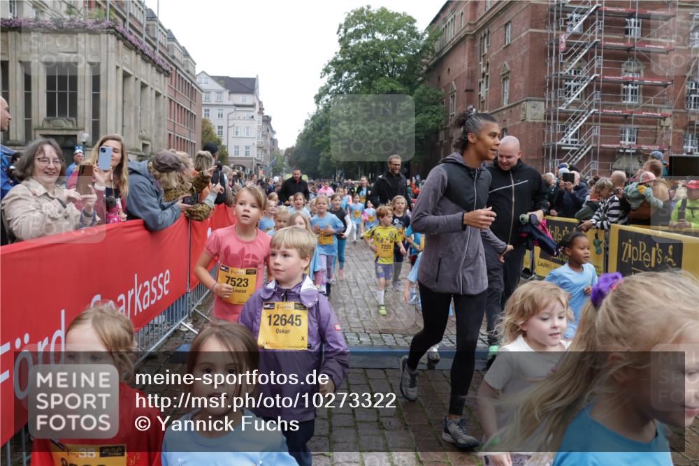 13.09.2026 - Kiel Lauf Yannick Fuchs http://msf.ph/oto/10273322 13.09.2026 08:36:05 Ziel 119, 440, 690, 832, 1551, 1552, 1690, 2618, 2621, 2882, 2911, 3053, 3100, 3746, 3762, 5146, 5181, 5308, 5905, 5990, 6171, 6446, 6508, 6589, 6741, 7383, 7573, 7781, 8638, 9023, 9026, 9234, 9252, 10043, 10147, 10351, 10576, 10642, 11203, 11639, 12203, 12227, 12336, 12558, 165, 304, 705, 741, 1152, 1216, 1240, 1516, 1850, 2018, 2619, 2684, 3236, 3556, 4030, 4319, 4924, 5245, 5343, 5853, 8301, 8539, 8988, 464, 569, 740, 858, 865, 3160 meine-sportfotos.de