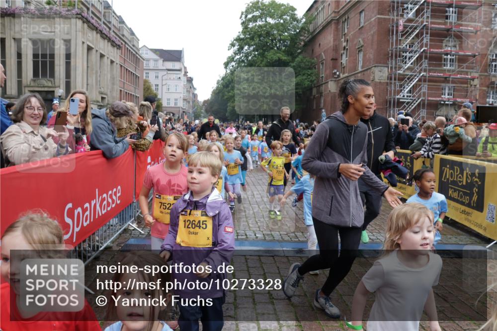 13.09.2026 - Kiel Lauf Yannick Fuchs http://msf.ph/oto/10273328 13.09.2026 08:36:05 Ziel 119, 440, 690, 832, 1551, 1552, 1690, 2618, 2621, 2882, 2911, 3053, 3100, 3746, 3762, 5146, 5181, 5308, 5905, 5990, 6171, 6446, 6508, 6589, 6741, 7383, 7573, 7781, 8638, 9023, 9026, 9234, 9252, 10043, 10147, 10351, 10576, 10642, 11203, 11639, 12203, 12227, 12336, 12558, 165, 304, 705, 741, 1152, 1216, 1240, 1516, 1850, 2018, 2619, 2684, 3236, 3556, 4030, 4319, 4924, 5245, 5343, 5853, 8301, 8539, 8988, 464, 569, 740, 858, 865, 3160 meine-sportfotos.de