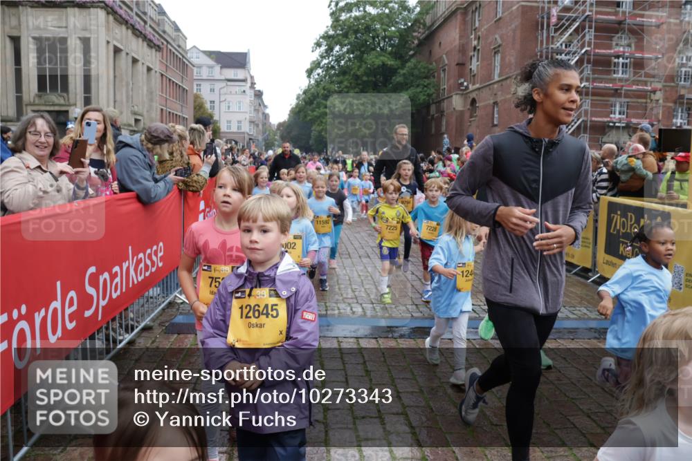 13.09.2026 - Kiel Lauf Yannick Fuchs http://msf.ph/oto/10273343 13.09.2026 08:36:05 Ziel 119, 440, 690, 832, 1551, 1552, 1690, 2618, 2621, 2882, 2911, 3053, 3100, 3746, 3762, 5146, 5181, 5308, 5905, 5990, 6171, 6446, 6508, 6589, 6741, 7383, 7573, 7781, 8638, 9023, 9026, 9234, 9252, 10043, 10147, 10351, 10576, 10642, 11203, 11639, 12203, 12227, 12336, 12558, 165, 304, 705, 741, 1152, 1216, 1240, 1516, 1850, 2018, 2619, 2684, 3236, 3556, 4030, 4319, 4924, 5245, 5343, 5853, 8301, 8539, 8988, 464, 569, 740, 858, 865, 3160 meine-sportfotos.de