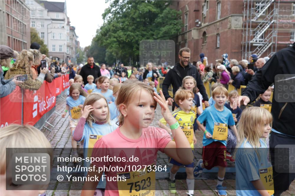 13.09.2026 - Kiel Lauf Yannick Fuchs http://msf.ph/oto/10273364 13.09.2026 08:36:06 Ziel 119, 440, 690, 832, 1551, 1552, 1690, 2618, 2621, 2882, 2911, 3053, 3100, 3746, 3762, 5146, 5181, 5308, 5905, 5990, 6022, 6171, 6446, 6508, 6589, 6741, 7383, 7573, 7781, 7842, 8638, 9023, 9026, 9234, 9252, 10043, 10147, 10351, 10576, 10642, 11203, 11639, 12203, 12336, 12558, 165, 304, 705, 741, 1152, 1240, 1516, 1850, 2018, 2619, 2684, 3236, 3556, 4030, 4319, 4924, 5245, 5343, 5853, 8301, 8539, 8988, 464, 569, 740, 858, 865, 3160 meine-sportfotos.de