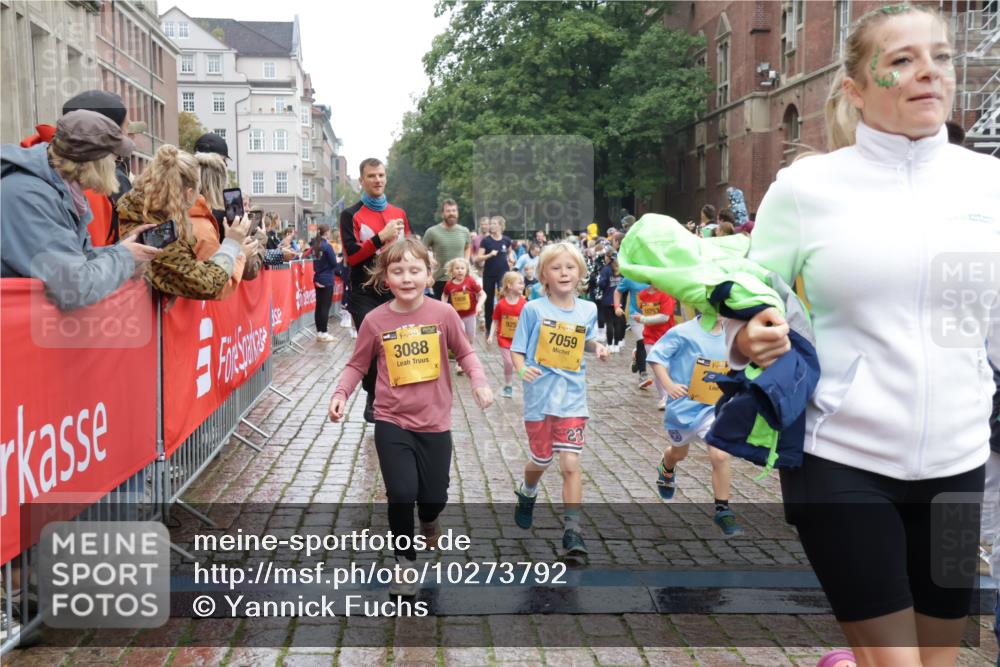 13.09.2026 - Kiel Lauf Yannick Fuchs http://msf.ph/oto/10273792 13.09.2026 08:36:25 Ziel 71, 308, 464, 465, 516, 874, 923, 1407, 1648, 1829, 1875, 3434, 3532, 3656, 3689, 4002, 4473, 4495, 4500, 5481, 5486, 5499, 5658, 5842, 6143, 6470, 6491, 7128, 7136, 7147, 7225, 7228, 7523, 7629, 7679, 7811, 8228, 8267, 8961, 9505, 9625, 9794, 10064, 10140, 10712, 11355, 11592, 11782, 12239, 12447, 12504, 12645, 119, 440, 464, 569, 690, 740, 741, 832, 858, 1551, 1552, 1690, 1850, 2310, 2328, 2618, 2621, 2882, 2911, 3053, 3149, 3689, 4007, 4473, 4474, 5481, 5499, 6022, 6101 meine-sportfotos.de