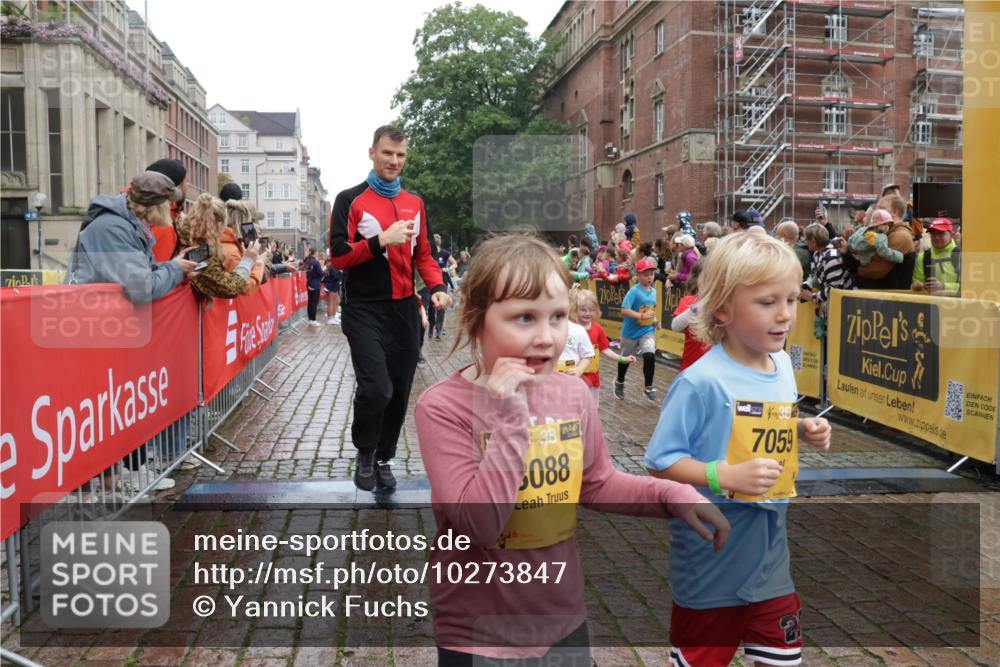 13.09.2026 - Kiel Lauf Yannick Fuchs http://msf.ph/oto/10273847 13.09.2026 08:36:27 Ziel 71, 308, 516, 874, 923, 1407, 1648, 1727, 1829, 1875, 3434, 3532, 3656, 3868, 4002, 4495, 4500, 5658, 5842, 6143, 6469, 6470, 7128, 7136, 7225, 7228, 7523, 7629, 7679, 7811, 8961, 9505, 9794, 10064, 10140, 10712, 11355, 11592, 11782, 12239, 12447, 12504, 12645, 71, 119, 440, 464, 465, 569, 690, 740, 832, 858, 1551, 1552, 1690, 2310, 2328, 2618, 2621, 2882, 2911, 3053, 3149, 3689, 4002, 4007, 4473, 4474, 5481, 5486, 5499, 6022, 6101, 6143, 6491, 7128 meine-sportfotos.de