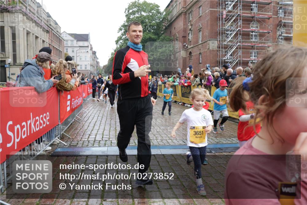13.09.2026 - Kiel Lauf Yannick Fuchs http://msf.ph/oto/10273852 13.09.2026 08:36:27 Ziel 71, 308, 516, 874, 923, 1407, 1648, 1727, 1829, 1875, 3434, 3532, 3656, 3868, 4002, 4495, 4500, 5658, 5842, 6143, 6469, 6470, 7128, 7136, 7225, 7228, 7523, 7629, 7679, 7811, 8961, 9505, 9794, 10064, 10140, 10712, 11355, 11592, 11782, 12239, 12447, 12504, 12645, 71, 119, 440, 464, 465, 569, 690, 740, 832, 858, 1551, 1552, 1690, 2310, 2328, 2618, 2621, 2882, 2911, 3053, 3149, 3689, 4002, 4007, 4473, 4474, 5481, 5486, 5499, 6022, 6101, 6143, 6491, 7128 meine-sportfotos.de