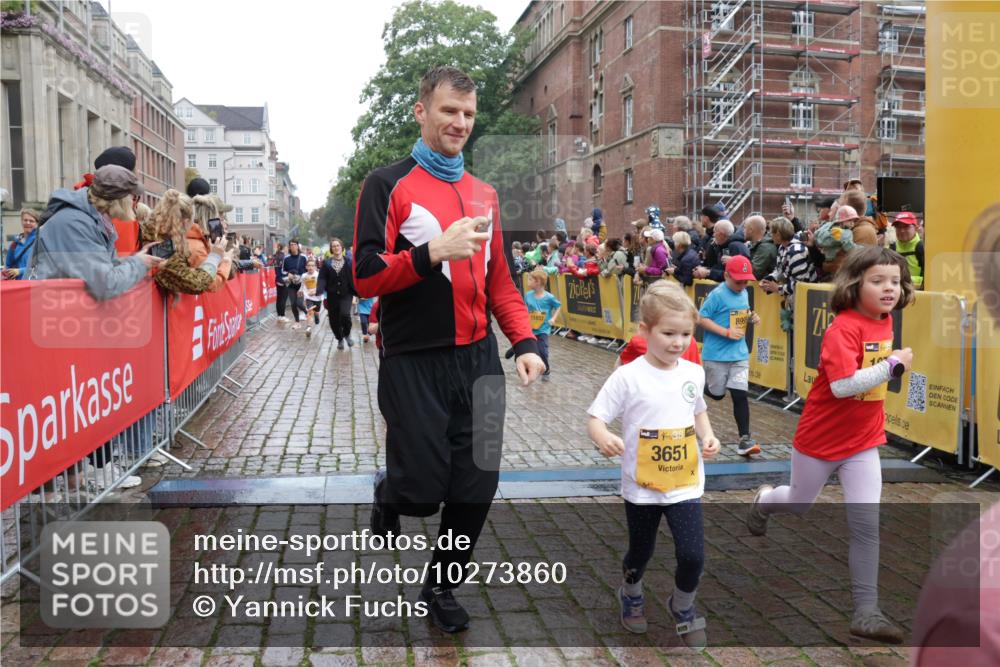 13.09.2026 - Kiel Lauf Yannick Fuchs http://msf.ph/oto/10273860 13.09.2026 08:36:27 Ziel 71, 308, 516, 874, 923, 1407, 1648, 1727, 1829, 1875, 3434, 3532, 3656, 3868, 4002, 4495, 4500, 5658, 5842, 6143, 6469, 6470, 7128, 7136, 7225, 7228, 7523, 7629, 7679, 7811, 8961, 9505, 9794, 10064, 10140, 10712, 11355, 11592, 11782, 12239, 12447, 12504, 12645, 71, 119, 440, 464, 465, 569, 690, 740, 832, 858, 1551, 1552, 1690, 2310, 2328, 2618, 2621, 2882, 2911, 3053, 3149, 3689, 4002, 4007, 4473, 4474, 5481, 5486, 5499, 6022, 6101, 6143, 6491, 7128 meine-sportfotos.de