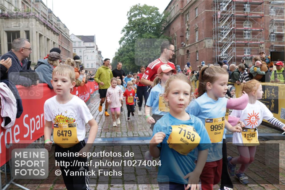 13.09.2026 - Kiel Lauf Yannick Fuchs http://msf.ph/oto/10274004 13.09.2026 08:36:34 Ziel 516, 874, 1407, 1727, 1829, 2464, 3088, 3246, 3532, 3651, 3868, 5658, 6308, 6452, 6469, 6470, 6474, 6475, 6983, 7059, 7136, 7811, 8804, 9505, 10064, 10753, 10891, 71, 308, 440, 464, 465, 569, 690, 740, 832, 858, 923, 1551, 1552, 1648, 1690, 1829, 1875, 2310, 2328, 2621, 2911, 3053, 3149, 3434, 3656, 3689, 4002, 4007, 4473, 4474, 4495, 4500, 5481, 5486, 5499, 5842, 6022, 6101, 6143, 6491, 7128, 1031, 1690, 2618, 3762, 5990, 6446 meine-sportfotos.de