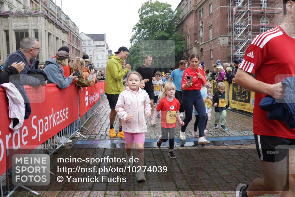 13.09.2026 - Kiel Lauf Yannick Fuchs http://msf.ph/oto/10274039 13.09.2026 08:36:35 Ziel 516, 874, 1407, 1727, 2464, 3088, 3246, 3532, 3651, 3868, 5658, 6308, 6452, 6469, 6470, 6474, 6475, 6983, 7059, 7136, 7811, 8804, 9251, 9505, 10064, 10753, 10891, 71, 308, 440, 464, 465, 569, 690, 740, 832, 858, 923, 1551, 1552, 1648, 1829, 1875, 2310, 2328, 2621, 2911, 3053, 3149, 3434, 3656, 3689, 4002, 4007, 4473, 4474, 4495, 4500, 5481, 5486, 5499, 5842, 6022, 6101, 6143, 6491, 7128, 1031, 1690, 2618, 3762, 5990, 6446 meine-sportfotos.de