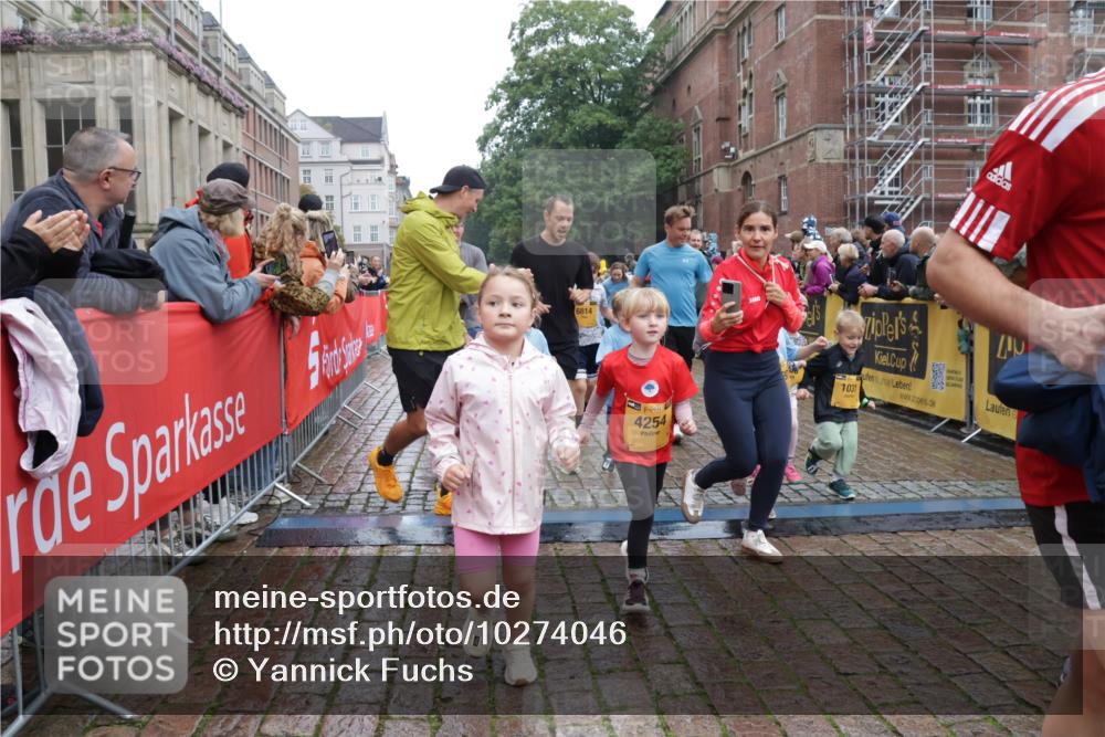 13.09.2026 - Kiel Lauf Yannick Fuchs http://msf.ph/oto/10274046 13.09.2026 08:36:36 Ziel 516, 874, 1407, 1727, 2464, 3088, 3246, 3532, 3651, 3868, 5658, 6308, 6452, 6469, 6470, 6474, 6475, 6983, 7059, 7136, 7811, 8804, 8995, 9251, 9505, 10064, 10753, 10891, 71, 308, 440, 464, 465, 569, 690, 740, 832, 858, 923, 1551, 1552, 1648, 1829, 1875, 2310, 2328, 2621, 2911, 3053, 3149, 3434, 3532, 3656, 3689, 4002, 4007, 4473, 4474, 4495, 4500, 5481, 5486, 5499, 5658, 5842, 6022, 6101, 6143, 6491, 7128, 7136, 1031, 1690, 2618, 3762, 5990, 6446 meine-sportfotos.de