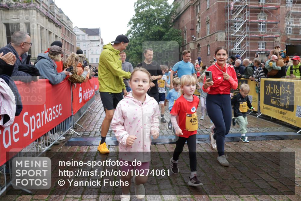 13.09.2026 - Kiel Lauf Yannick Fuchs http://msf.ph/oto/10274061 13.09.2026 08:36:36 Ziel 516, 874, 1407, 1727, 2464, 3088, 3246, 3532, 3651, 3868, 5658, 6308, 6452, 6469, 6470, 6474, 6475, 6983, 7059, 7136, 7811, 8804, 8995, 9251, 9505, 10064, 10753, 10891, 71, 308, 440, 464, 465, 569, 690, 740, 832, 858, 923, 1551, 1552, 1648, 1829, 1875, 2310, 2328, 2621, 2911, 3053, 3149, 3434, 3532, 3656, 3689, 4002, 4007, 4473, 4474, 4495, 4500, 5481, 5486, 5499, 5658, 5842, 6022, 6101, 6143, 6491, 7128, 7136, 1031, 1690, 2618, 3762, 5990, 6446 meine-sportfotos.de