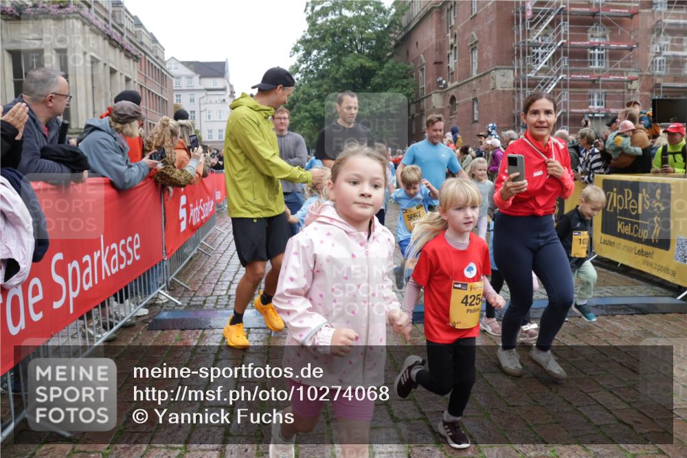 13.09.2026 - Kiel Lauf Yannick Fuchs http://msf.ph/oto/10274068 13.09.2026 08:36:36 Ziel 516, 874, 1407, 1727, 2464, 3088, 3246, 3532, 3651, 3868, 5658, 6308, 6452, 6469, 6470, 6474, 6475, 6983, 7059, 7136, 7811, 8804, 8995, 9251, 9505, 10064, 10753, 10891, 71, 308, 440, 464, 465, 569, 690, 740, 832, 858, 923, 1551, 1552, 1648, 1829, 1875, 2310, 2328, 2621, 2911, 3053, 3149, 3434, 3532, 3656, 3689, 4002, 4007, 4473, 4474, 4495, 4500, 5481, 5486, 5499, 5658, 5842, 6022, 6101, 6143, 6491, 7128, 7136, 1031, 1690, 2618, 3762, 5990, 6446 meine-sportfotos.de