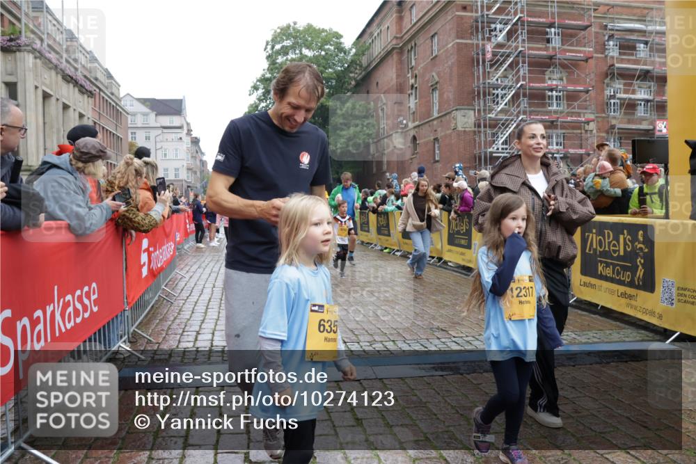 13.09.2026 - Kiel Lauf Yannick Fuchs http://msf.ph/oto/10274123 13.09.2026 08:36:40 Ziel 874, 1727, 1808, 2464, 3088, 3098, 3246, 3651, 3868, 6308, 6452, 6469, 6474, 6475, 6983, 7059, 7153, 7811, 8771, 8804, 8995, 9251, 9505, 10438, 10753, 10891, 11853, 71, 308, 440, 464, 465, 516, 569, 690, 740, 832, 858, 874, 923, 1407, 1551, 1552, 1648, 1829, 1875, 2310, 2328, 2621, 3053, 3149, 3434, 3532, 3656, 3689, 4002, 4007, 4473, 4474, 4495, 4500, 5481, 5486, 5499, 5658, 5842, 6022, 6101, 6143, 6470, 6491, 7128, 7136, 1031, 1690, 2618, 3762, 5990, 6446 meine-sportfotos.de
