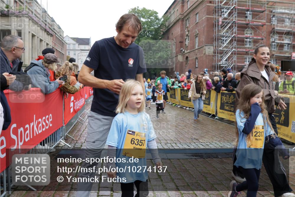 13.09.2026 - Kiel Lauf Yannick Fuchs http://msf.ph/oto/10274137 13.09.2026 08:36:41 Ziel 1727, 1808, 2464, 3088, 3098, 3246, 3651, 3809, 3868, 3887, 6308, 6452, 6469, 6474, 6475, 6479, 6983, 7059, 7153, 8771, 8804, 8995, 9251, 9591, 9958, 10438, 10753, 10891, 11853, 11945, 71, 308, 440, 464, 465, 516, 569, 690, 740, 832, 858, 874, 923, 1407, 1551, 1552, 1648, 1829, 1875, 2310, 2328, 2621, 3053, 3149, 3434, 3532, 3656, 3689, 4002, 4007, 4473, 4474, 4495, 4500, 5481, 5486, 5499, 5658, 5842, 6022, 6101, 6143, 6469, 6470, 6491, 7128, 7136, 1031, 1690, 3762, 5990 meine-sportfotos.de