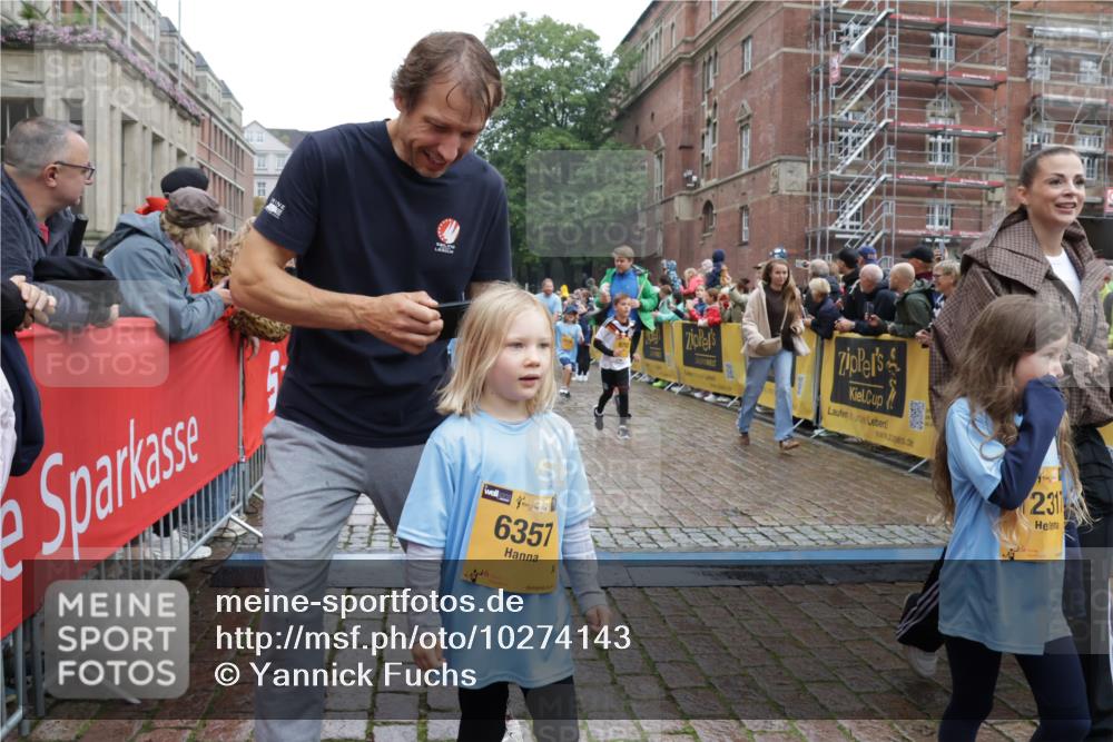13.09.2026 - Kiel Lauf Yannick Fuchs http://msf.ph/oto/10274143 13.09.2026 08:36:41 Ziel 1727, 1808, 2464, 3088, 3098, 3246, 3651, 3809, 3868, 3887, 6308, 6452, 6469, 6474, 6475, 6479, 6983, 7059, 7153, 8771, 8804, 8995, 9251, 9591, 9958, 10438, 10753, 10891, 11853, 11945, 71, 308, 440, 464, 465, 516, 569, 690, 740, 832, 858, 874, 923, 1407, 1551, 1552, 1648, 1829, 1875, 2310, 2328, 2621, 3053, 3149, 3434, 3532, 3656, 3689, 4002, 4007, 4473, 4474, 4495, 4500, 5481, 5486, 5499, 5658, 5842, 6022, 6101, 6143, 6469, 6470, 6491, 7128, 7136, 1031, 1690, 3762, 5990 meine-sportfotos.de