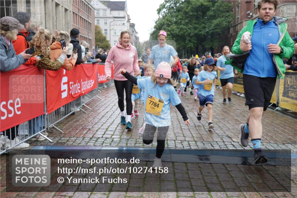 13.09.2026 - Kiel Lauf Yannick Fuchs http://msf.ph/oto/10274158 13.09.2026 08:36:43 Ziel 1031, 1128, 1808, 2464, 3088, 3098, 3246, 3651, 3809, 3887, 4697, 6308, 6452, 6474, 6475, 6479, 6983, 7059, 7153, 8771, 8804, 8995, 9251, 9591, 9958, 10438, 10753, 10891, 11853, 11935, 11945, 71, 308, 464, 465, 516, 569, 690, 740, 858, 874, 923, 1407, 1551, 1552, 1648, 1727, 1829, 1875, 2310, 2328, 3149, 3246, 3434, 3532, 3656, 3689, 3868, 4002, 4007, 4473, 4474, 4495, 4500, 5481, 5486, 5499, 5658, 5842, 6022, 6101, 6143, 6308, 6452, 6469, 6470, 6474, 6475, 6491, 7128, 7136 meine-sportfotos.de