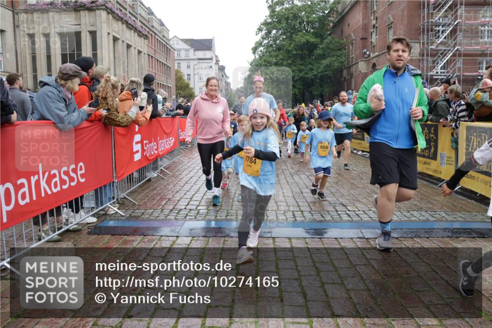 13.09.2026 - Kiel Lauf Yannick Fuchs http://msf.ph/oto/10274165 13.09.2026 08:36:43 Ziel 1031, 1128, 1808, 2464, 3088, 3098, 3246, 3651, 3809, 3887, 4697, 6308, 6452, 6474, 6475, 6479, 6983, 7059, 7153, 8771, 8804, 8995, 9251, 9591, 9958, 10438, 10753, 10891, 11853, 11935, 11945, 71, 308, 464, 465, 516, 569, 690, 740, 858, 874, 923, 1407, 1551, 1552, 1648, 1727, 1829, 1875, 2310, 2328, 3149, 3246, 3434, 3532, 3656, 3689, 3868, 4002, 4007, 4473, 4474, 4495, 4500, 5481, 5486, 5499, 5658, 5842, 6022, 6101, 6143, 6308, 6452, 6469, 6470, 6474, 6475, 6491, 7128, 7136 meine-sportfotos.de
