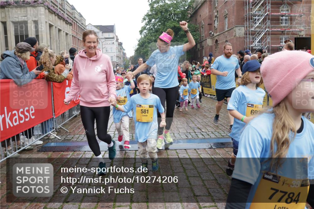 13.09.2026 - Kiel Lauf Yannick Fuchs http://msf.ph/oto/10274206 13.09.2026 08:36:45 Ziel 1031, 1128, 1470, 1808, 2464, 3088, 3098, 3651, 3809, 3887, 4697, 5667, 6357, 6479, 6813, 6983, 7059, 7153, 7633, 8771, 8995, 9251, 9591, 9958, 10438, 10753, 11853, 11935, 11945, 71, 308, 464, 465, 516, 569, 740, 858, 874, 923, 1407, 1551, 1648, 1727, 1829, 1875, 2310, 2328, 3149, 3246, 3434, 3532, 3656, 3689, 3868, 4002, 4007, 4473, 4474, 4495, 4500, 5481, 5486, 5499, 5658, 5842, 6022, 6101, 6143, 6308, 6452, 6469, 6470, 6474, 6475, 6491, 7128, 7136 meine-sportfotos.de