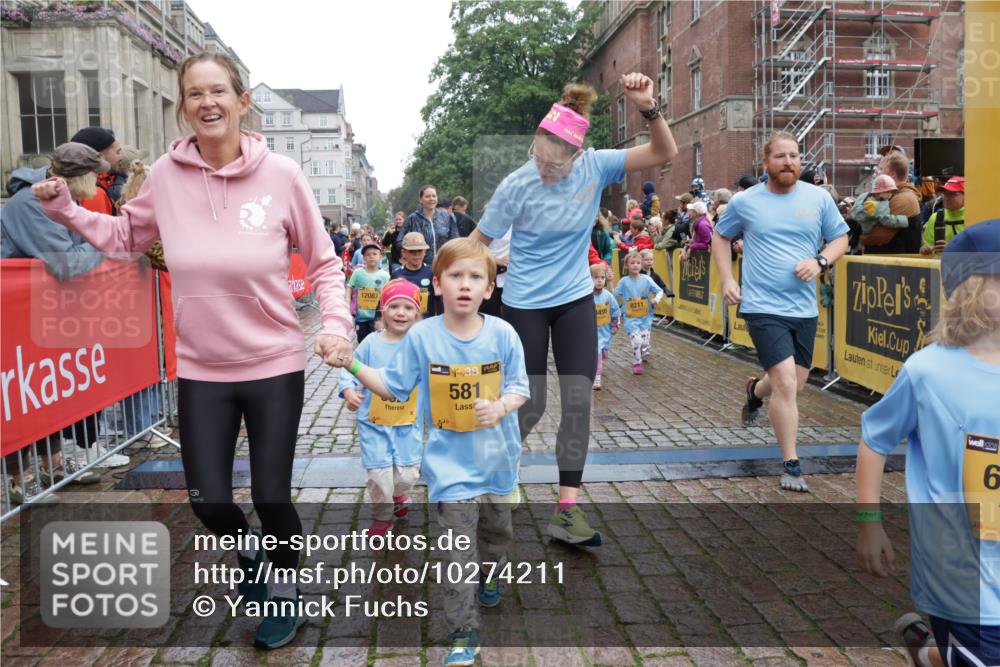13.09.2026 - Kiel Lauf Yannick Fuchs http://msf.ph/oto/10274211 13.09.2026 08:36:45 Ziel 1031, 1128, 1470, 1808, 2464, 3088, 3098, 3651, 3809, 3887, 4697, 5667, 6357, 6479, 6813, 6983, 7059, 7153, 7633, 8771, 8995, 9251, 9591, 9958, 10438, 10753, 11853, 11935, 11945, 71, 308, 464, 465, 516, 569, 740, 858, 874, 923, 1407, 1551, 1648, 1727, 1829, 1875, 2310, 2328, 3149, 3246, 3434, 3532, 3656, 3689, 3868, 4002, 4007, 4473, 4474, 4495, 4500, 5481, 5486, 5499, 5658, 5842, 6022, 6101, 6143, 6308, 6452, 6469, 6470, 6474, 6475, 6491, 7128, 7136 meine-sportfotos.de