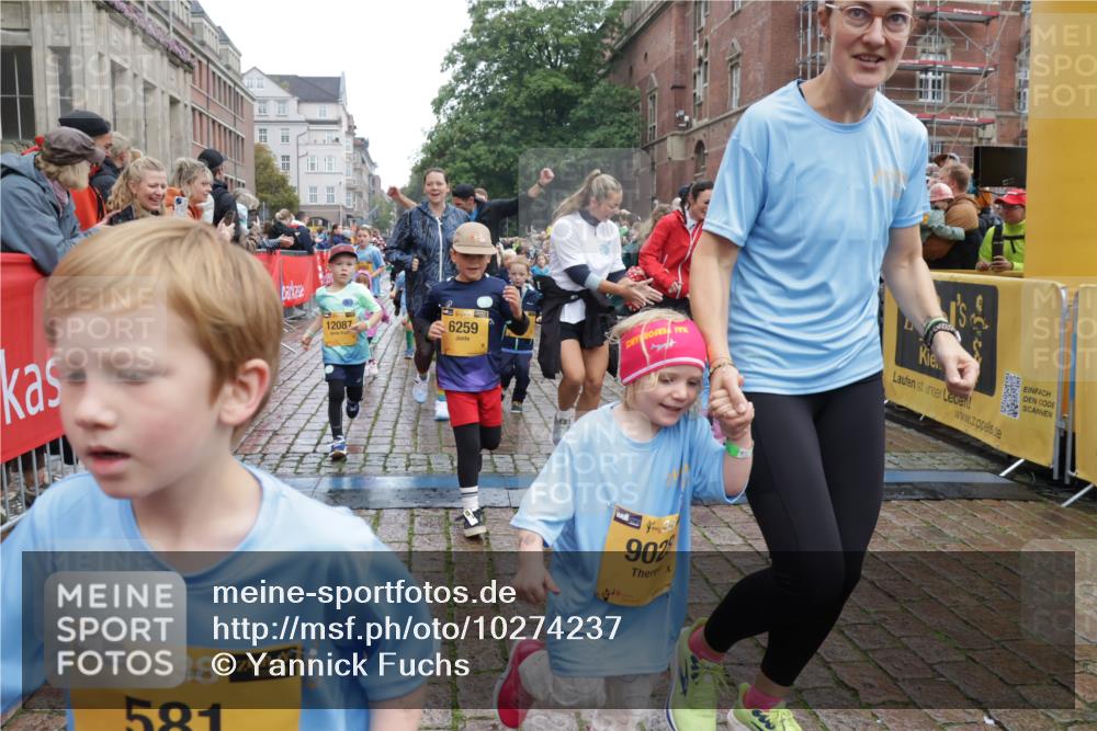 13.09.2026 - Kiel Lauf Yannick Fuchs http://msf.ph/oto/10274237 13.09.2026 08:36:46 Ziel 1031, 1128, 1470, 1808, 2464, 2581, 3088, 3098, 3651, 3809, 3887, 4697, 5667, 6145, 6357, 6479, 6813, 6983, 7059, 7153, 7633, 8662, 8771, 8995, 9251, 9591, 9958, 10438, 10753, 11853, 11935, 11945, 71, 308, 464, 465, 516, 569, 740, 858, 874, 923, 1407, 1648, 1727, 1829, 1875, 2310, 2328, 3149, 3246, 3434, 3532, 3656, 3689, 3868, 4002, 4007, 4473, 4474, 4495, 4500, 5481, 5486, 5499, 5658, 5842, 6022, 6101, 6143, 6308, 6452, 6469, 6470, 6474, 6475, 6491, 7128, 7136 meine-sportfotos.de