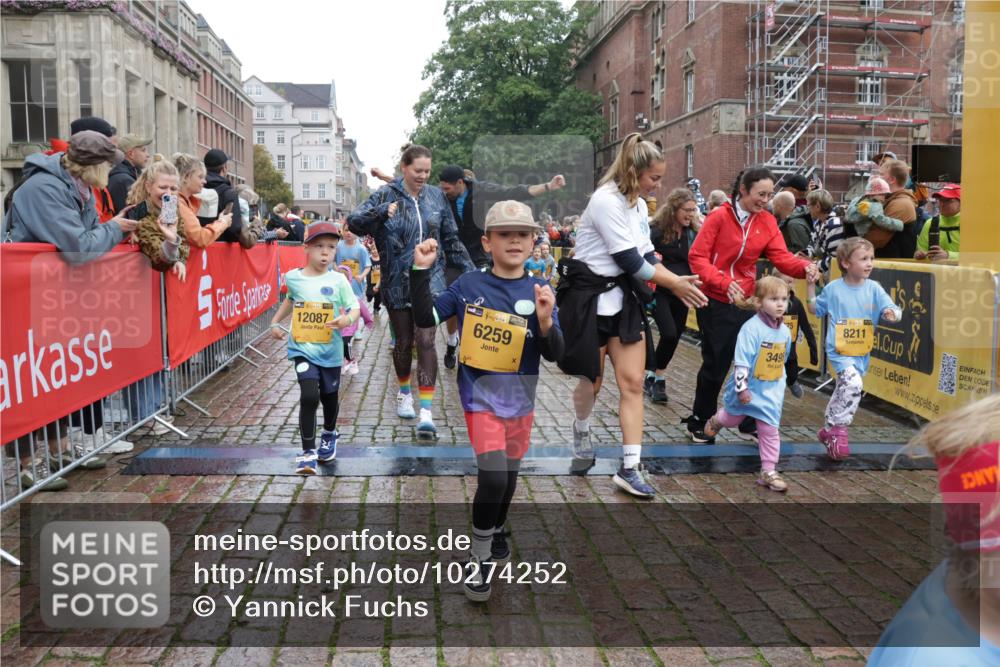 13.09.2026 - Kiel Lauf Yannick Fuchs http://msf.ph/oto/10274252 13.09.2026 08:36:46 Ziel 1031, 1128, 1470, 1808, 2464, 2581, 3088, 3098, 3651, 3809, 3887, 4697, 5667, 6145, 6357, 6479, 6813, 6983, 7059, 7153, 7633, 8662, 8771, 8995, 9251, 9591, 9958, 10438, 10753, 11853, 11935, 11945, 71, 308, 464, 465, 516, 569, 740, 858, 874, 923, 1407, 1648, 1727, 1829, 1875, 2310, 2328, 3149, 3246, 3434, 3532, 3656, 3689, 3868, 4002, 4007, 4473, 4474, 4495, 4500, 5481, 5486, 5499, 5658, 5842, 6022, 6101, 6143, 6308, 6452, 6469, 6470, 6474, 6475, 6491, 7128, 7136 meine-sportfotos.de