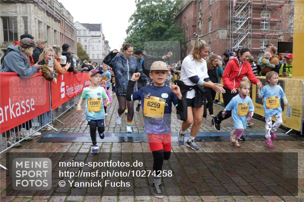 13.09.2026 - Kiel Lauf Yannick Fuchs http://msf.ph/oto/10274258 13.09.2026 08:36:47 Ziel 1031, 1128, 1470, 1808, 2464, 2581, 3088, 3098, 3651, 3809, 3887, 4697, 5667, 6145, 6357, 6479, 6813, 6983, 7059, 7153, 7633, 8662, 8771, 8995, 9251, 9591, 9958, 10438, 10753, 11853, 11935, 11945, 12317, 71, 308, 464, 465, 516, 569, 740, 858, 874, 923, 1407, 1648, 1727, 1829, 1875, 2310, 2328, 3149, 3246, 3434, 3532, 3656, 3689, 3868, 4002, 4007, 4473, 4474, 4495, 4500, 5481, 5486, 5499, 5658, 5842, 6101, 6143, 6308, 6452, 6469, 6470, 6474, 6475, 6491, 7128, 7136 meine-sportfotos.de