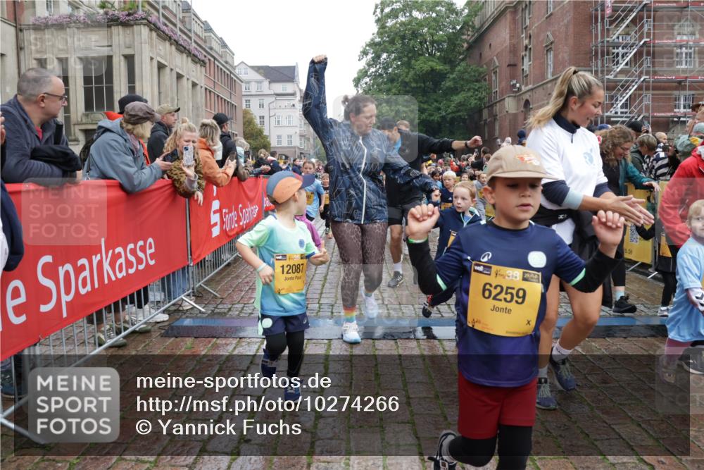 13.09.2026 - Kiel Lauf Yannick Fuchs http://msf.ph/oto/10274266 13.09.2026 08:36:47 Ziel 1031, 1128, 1470, 1808, 2464, 2581, 3088, 3098, 3651, 3809, 3887, 4697, 5667, 6145, 6357, 6479, 6813, 6983, 7059, 7153, 7633, 8662, 8771, 8995, 9251, 9591, 9958, 10438, 10753, 11853, 11935, 11945, 12317, 71, 308, 464, 465, 516, 569, 740, 858, 874, 923, 1407, 1648, 1727, 1829, 1875, 2310, 2328, 3149, 3246, 3434, 3532, 3656, 3689, 3868, 4002, 4007, 4473, 4474, 4495, 4500, 5481, 5486, 5499, 5658, 5842, 6101, 6143, 6308, 6452, 6469, 6470, 6474, 6475, 6491, 7128, 7136 meine-sportfotos.de